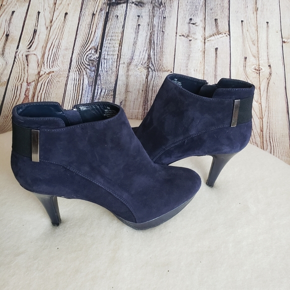 bandolino baruffi platform ankle booties